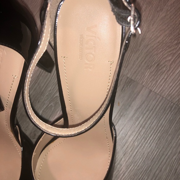 Victor Alfaro Patent Pumps Sz10 - Picture 5 of 8